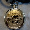 懐中時計 - 1912-2012 Jungfraubahn Pocket Watch(Back)

歴史に残る記念モデル
 ヨーロッパで最も標高の高い位置を走るユングフラウ鉄道の唯一となる公式時計を務めるのがティソで、生誕100周年を記念した希少な懐中時計です。
スイスでも最高峰(標高3,454m)まで走るユングラフ鉄道との見事なコラボレーションウォッチ。
