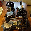 ミシン - 3 units of ANTIQUE JONES SERPENTINE / SWAN NECK SEWING MACHINE.
DATES TO ABOUT 1881.
"JONES SEWING MACHINE COMPANY LIMITED
GUILDBRIDE MANCHESTER"
